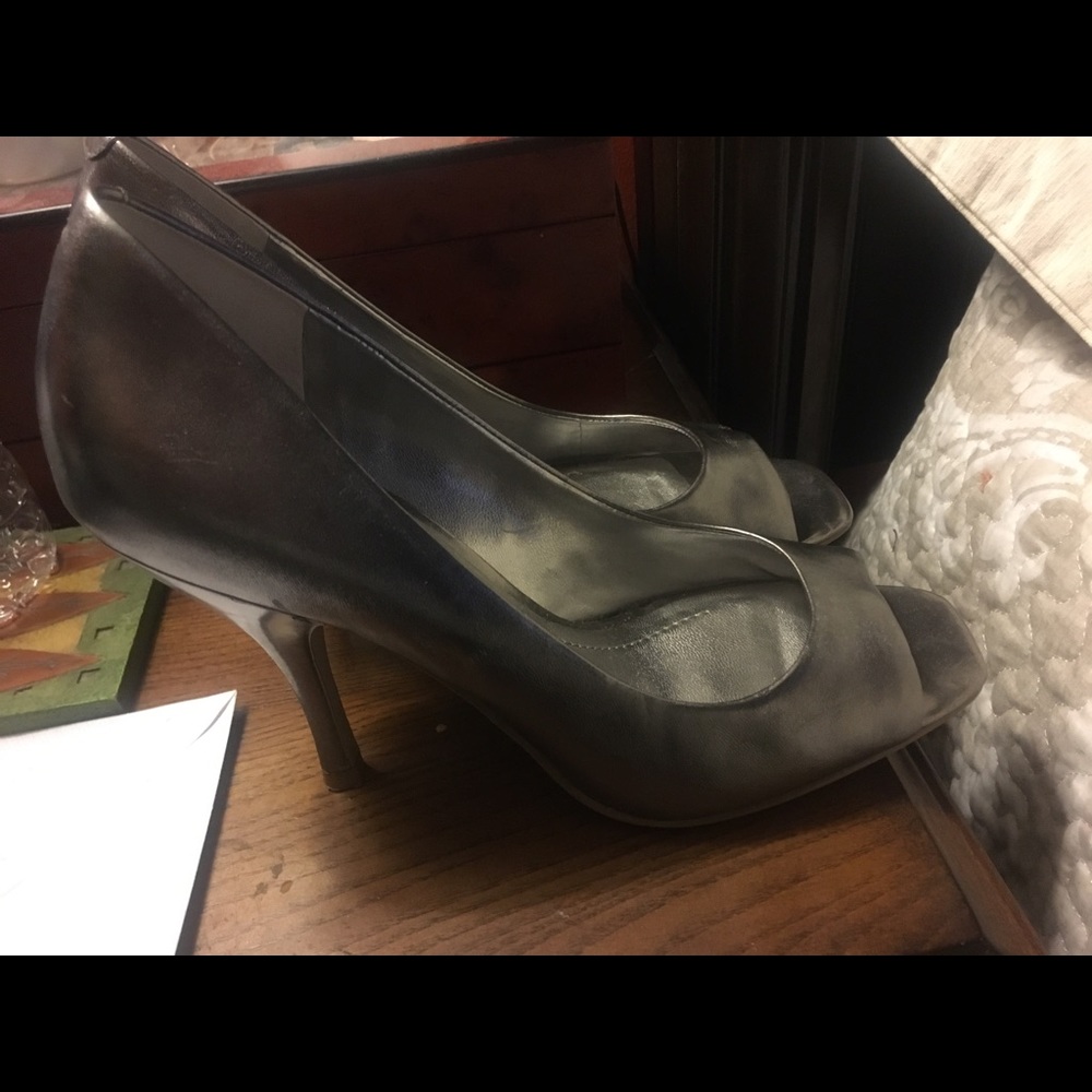 BCBG size 8 shoes